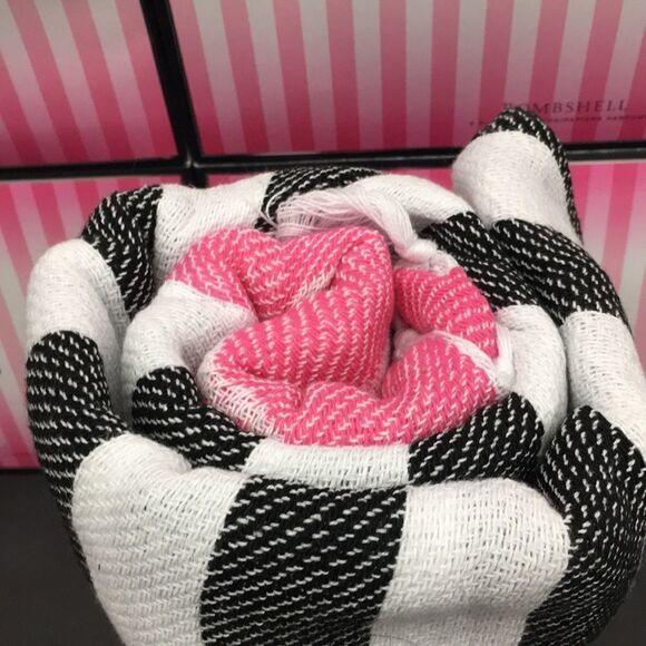 NEW 🍎VICTORIA SECRET Blanket for beach - Picture 4 of 6